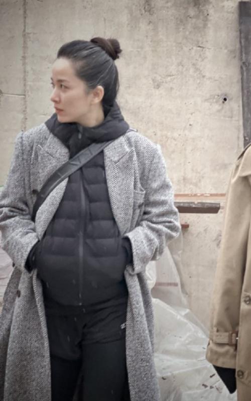 靳东影后老婆李佳晒照，白发丛生难掩气质好，背万元大牌包很阔气