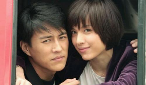 靳东影后老婆李佳晒照，白发丛生难掩气质好，背万元大牌包很阔气