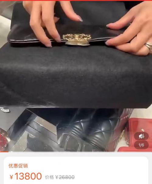 靳东影后老婆李佳晒照，白发丛生难掩气质好，背万元大牌包很阔气