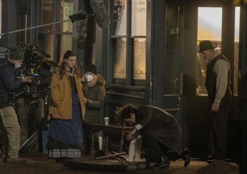 《福尔摩斯小姐2》曝片场照 米莉·波比·布朗与亨利·卡维尔主演