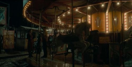 电影《玉面情魔》发布片段 鲁妮·玛拉与库珀雨夜起舞