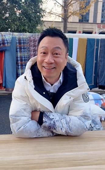 57岁黎耀祥回应摆地摊传闻，自嘲赚点生活费，长居内地四处旅游