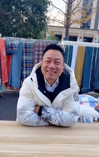 57岁黎耀祥回应摆地摊传闻，自嘲赚点生活费，长居内地四处旅游