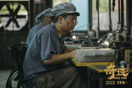 田雨饰演“车间主任”梁永诚