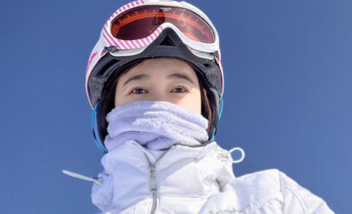 44岁左小青带女儿滑雪，大方晒素颜照，和富豪离婚后越来越美