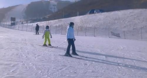 44岁左小青带女儿滑雪，大方晒素颜照，和富豪离婚后越来越美