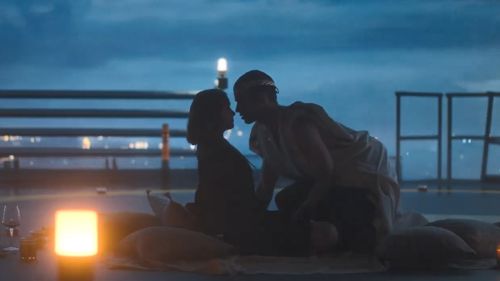 Netflix爱情电影《隔窗恋爱》定档 被称西班牙版《五十度灰》