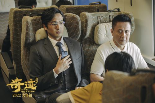 《奇迹·笨小孩》人物预告连发 “少年厂长”易烊千玺燃爽亮相