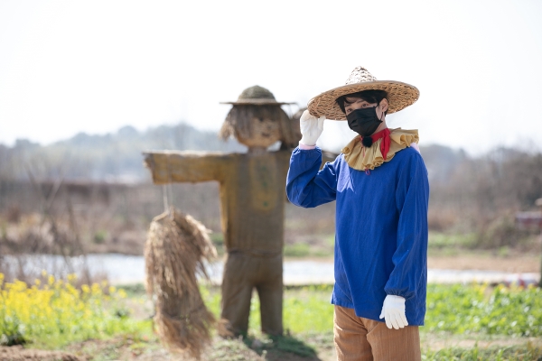 “披荆斩棘的哥哥”李响扮演稻草人 《爱上幼儿园7》阎鹤祥、张踩铃教孩子认识鸟类