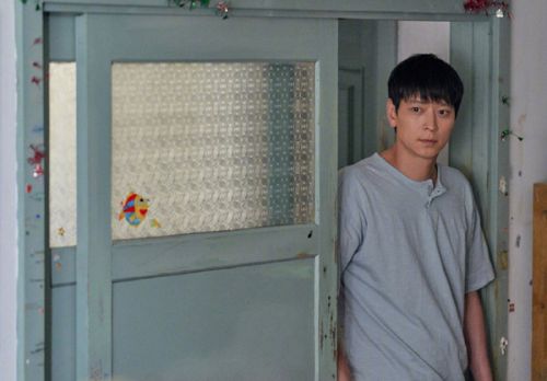 是枝裕和执导韩语片《掮客》发布新剧照 裴斗娜饰演的刑警亮相