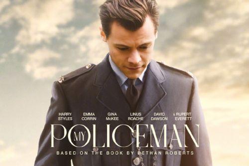 哈里·斯泰尔斯主演新片《我的警察》发布海报 温柔帅气哈卷亮相