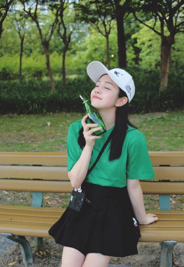 39岁陈妍希晒随拍照少女感满满 穿绿色T恤皮肤白皙气质佳