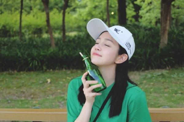 39岁陈妍希晒随拍照少女感满满 穿绿色T恤皮肤白皙气质佳