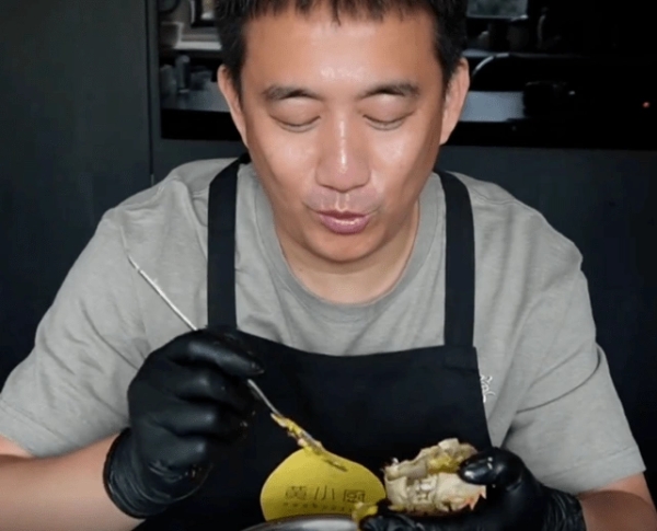 孙莉晒黄磊剥螃蟹做蟹粉拌面视频