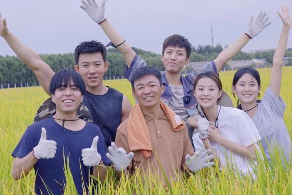 王宝强受新华社邀请拍摄公益短视频 助力农民丰收节