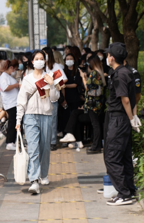 中戏新生报到颜值高 刘妍清爽灵动现身校园