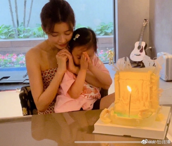 孙怡为女儿庆祝五岁生日 晒合照抱起大福开心比耶