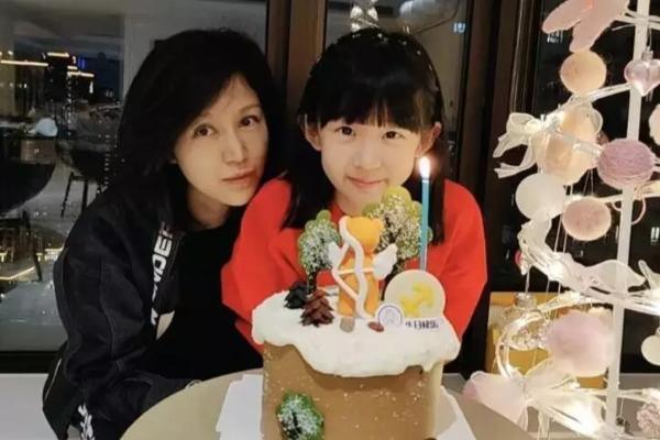 陆毅鲍蕾为小女儿庆生 小叶子面露甜笑腼腆可爱