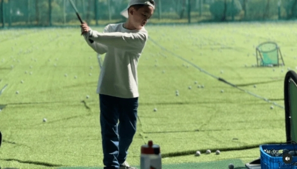 陈小春晒儿子打高尔夫视频 Jasper挥杆动作专业