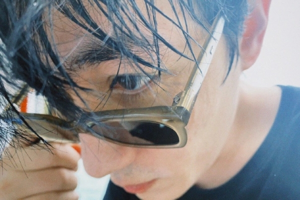 朱一龙分享潜水六宫格 摘墨镜怼镜头摆拍睫毛根根分明