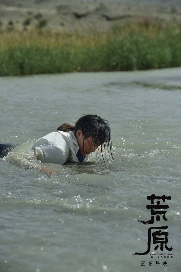 《荒原》女生节发“走下去”特辑 任素汐传递女性坚韧力量