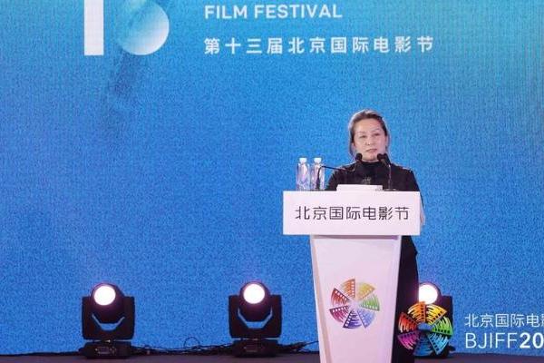 《家有儿女之神犬当家》北京电影节曝先导海报 以光影照进现实