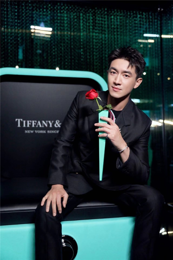 林更新现身Tiffany&Co.南京活动 质感黑色西装抒写深蕴无限