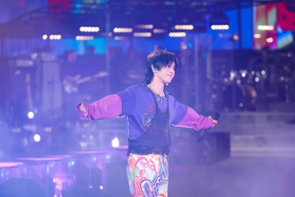 华晨宇《点燃银河尽头的篝火》演唱会live “华式旋律”撞上荧光海浪漫无限