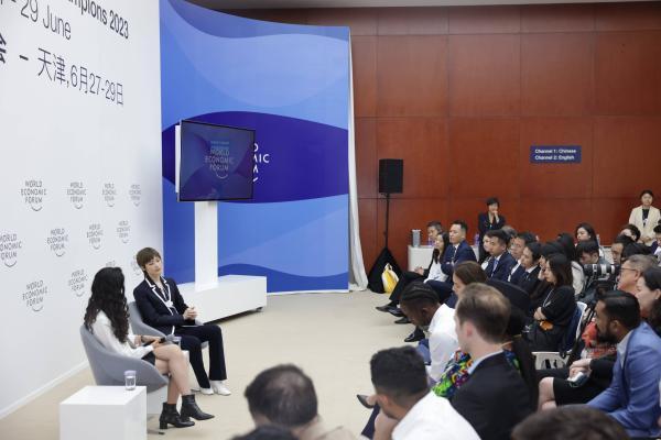 李宇春出席2023夏季达沃斯论坛，与全球各地杰出青年代表分享交流