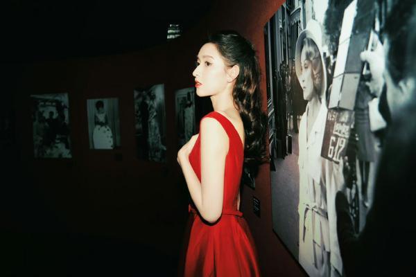 王玉雯上海出席电影活动 明媚红裙尽显优雅魅力