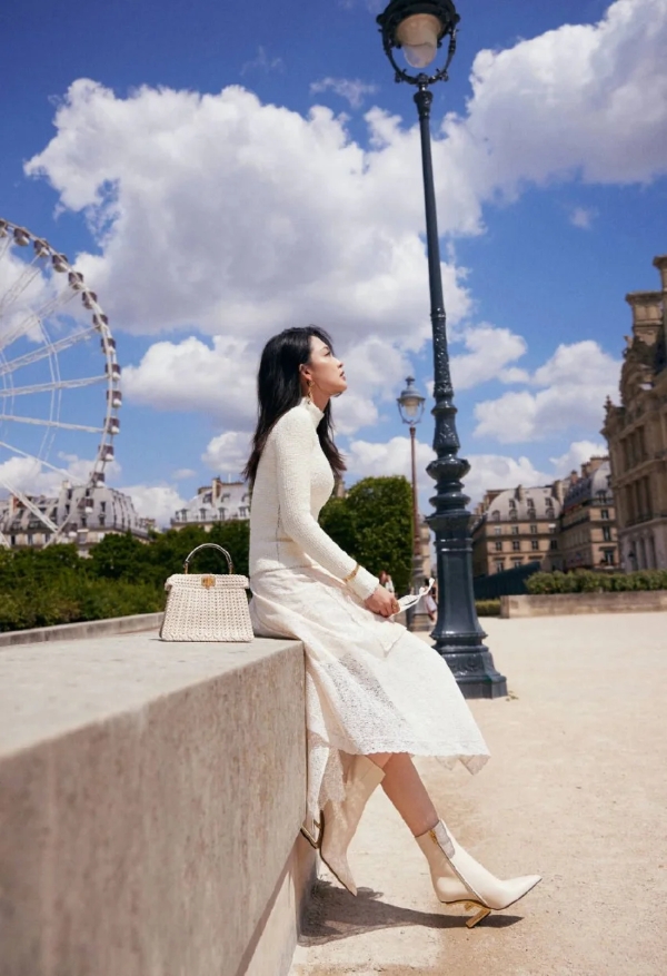 李沁身穿白色蕾丝镂空裙温婉优雅