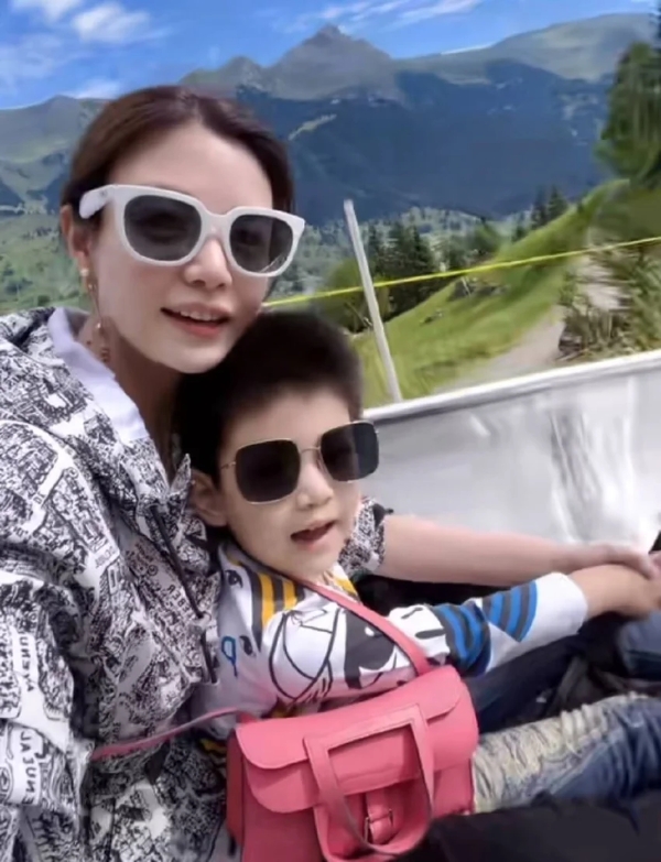 陈妍希带儿子瑞士度假 靠在小星星头顶露出甜美梨涡