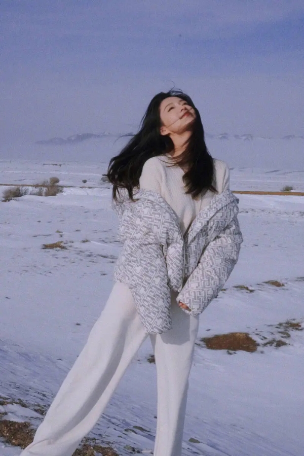 李沁穿白衣雪地奔跑 气质清雅笑容甜美少女感十足