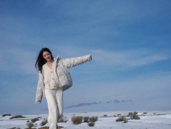 李沁穿白衣雪地奔跑 气质清雅笑容甜美少女感十足