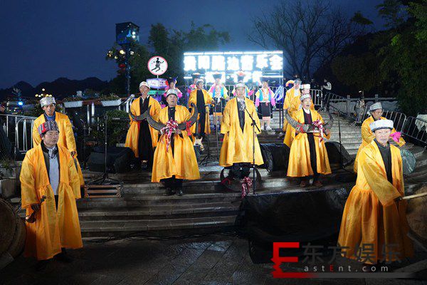 非遗苗族古歌唱响路边音乐会 贵阳十字街民族风情热闹十足