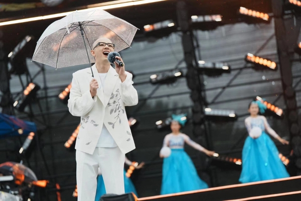 平安亮相“你好，同学”校园青春歌会 雨中献唱四首经典歌曲