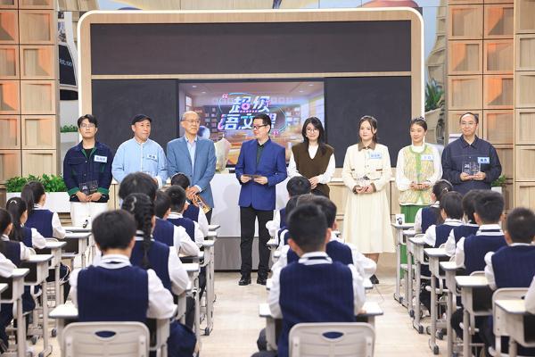 教育综艺新范式 《超级语文课》用“荒诞与诗意”给出超级答卷