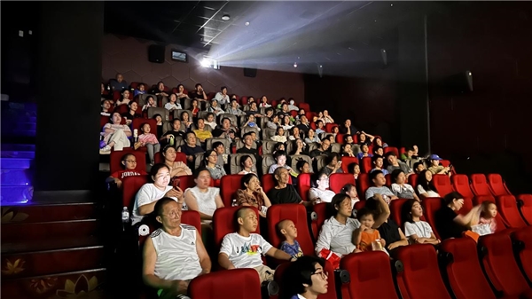 电影《不再退缩》全国热映 ，公益专场致敬志愿精神
