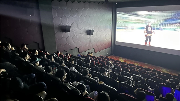 电影《不再退缩》全国热映 ，公益专场致敬志愿精神