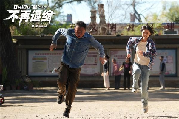电影《不再退缩》全国热映 ，公益专场致敬志愿精神
