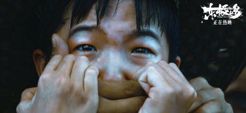 电影《东极岛》热映中 “陈先生以身做炬”正片片段发布