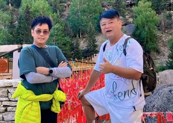 陈百祥谭咏麟破冰，生日会晒亲密合照，传因足球队经济问题闹不和