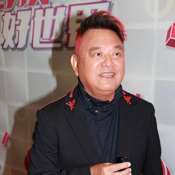 陈百祥谭咏麟破冰，生日会晒亲密合照，传因足球队经济问题闹不和