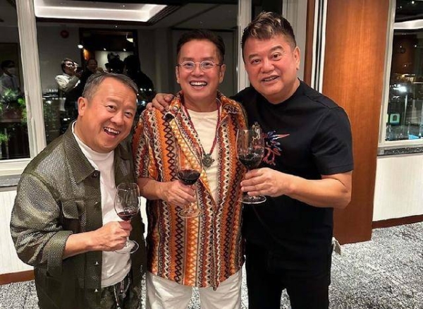 陈百祥谭咏麟破冰，生日会晒亲密合照，传因足球队经济问题闹不和