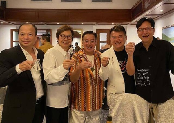 陈百祥谭咏麟破冰，生日会晒亲密合照，传因足球队经济问题闹不和