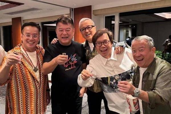 陈百祥谭咏麟破冰，生日会晒亲密合照，传因足球队经济问题闹不和