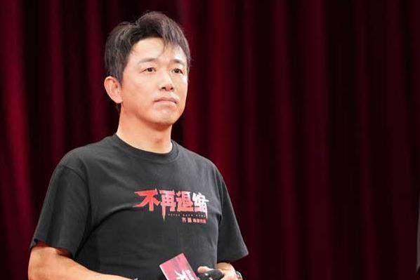 《不再退缩》齐齐哈尔首映 10米巨型钢铁片名致敬鹤城精神