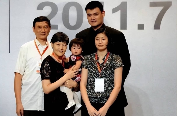 姚明女儿身高已超妻子叶莉，200斤体重穿着朴素，身高有望达2米15