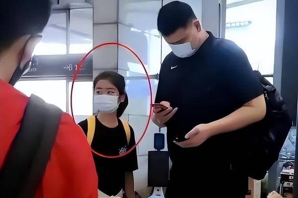 姚明女儿身高已超妻子叶莉，200斤体重穿着朴素，身高有望达2米15