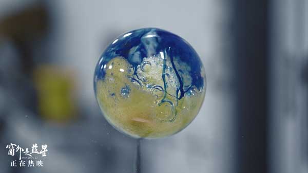 豆瓣8.6高分认证！《窗外是蓝星》以极致真实定义年度银幕奇迹